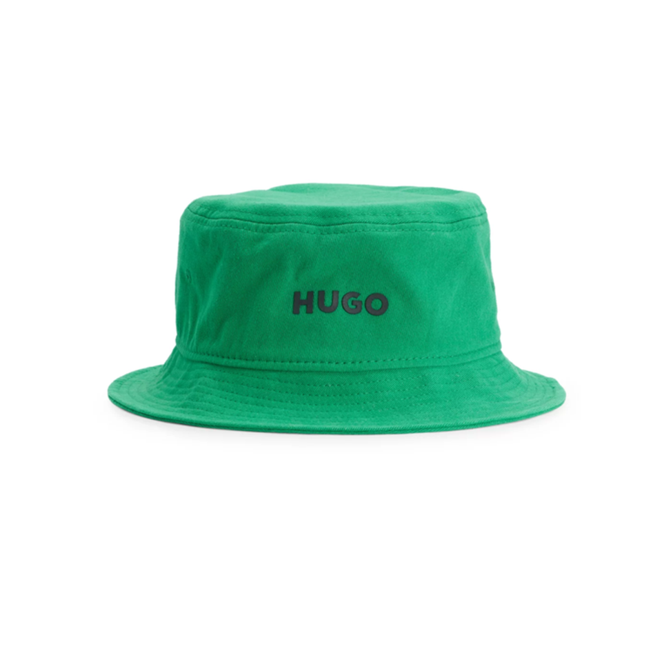 Das farbige Trendhütchen auf den Kopf und schon verleiht die Widder-Lady ihrem Look neue Lässigkeit. Diesen ist von Hugo Boss für rund 40 Euro. 