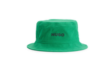 Das farbige Trendhütchen auf den Kopf und schon verleiht die Widder-Lady ihrem Look neue Lässigkeit. Diesen ist von Hugo Boss für rund 40 Euro. 