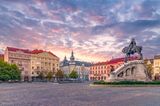 Cluj-Napoca in Transsilvanien lässt fast keinen Städtereisewunsch offen: Die Unistadt bietet Galerien, Museen, gute Restaurants, ein buntes Nightlife, Shopping-Möglichkeiten, Parks und eine hübsche Altstadt.  Preise: Die günstigsten Flüge gibt es ab 30 Euro und eine Nacht im 4-Sterne-Hotel kostet nur 38 Euro pro Person. 