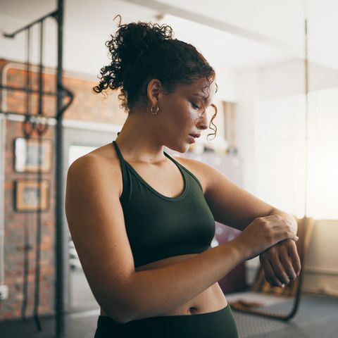 Frau beim Fitness: Das "Shy-Girl-Workout" ist perfekt für alle, die sich im Fitnessstudio unwohl fühlen