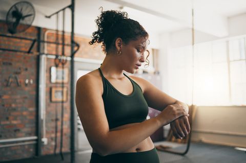 Frau beim Fitness: Das "Shy-Girl-Workout" ist perfekt für alle, die sich im Fitnessstudio unwohl fühlen