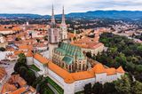 Kroatiens Hauptstadt zeichnet sich durch ihre österreichisch-ungarische Architektur aus. In der Oberstadt Gornji Grad befindet sich die Kathedrale mit den Zwillingstürmen, in der Nähe finden sich die Straßencafés der Fußgängerzone Tkalčićeva Ulica. In der Unterstadt Donji Grad gibt es Shops, Museen und Parks.  Preise: Mit Flugpreisen ab 29 Euro ist der Zagreb-Trip ein Schnäppchen.