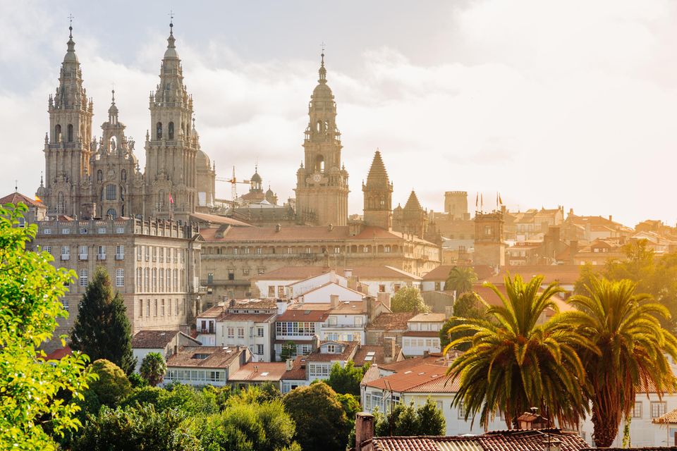 Auf nach Westen, der Sonne entgegen!  Und zwar ans Ende des Jakobswegs. Doch nicht nur die berühmte Catedral de Santiago de Compostela ist beeindruckend, auch die gesamte Altstadt, die zum Unesco-Welterbe gehört.   Preise: Ab Memmingen kommt man für 30 Euro hin. 