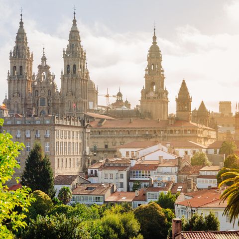 Auf nach Westen, der Sonne entgegen!  Und zwar ans Ende des Jakobswegs. Doch nicht nur die berühmte Catedral de Santiago de Compostela ist beeindruckend, auch die gesamte Altstadt, die zum Unesco-Welterbe gehört.   Preise: Ab Memmingen kommt man für 30 Euro hin. 