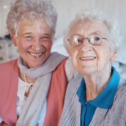Zwei ältere Frauen manchen ein Selfie