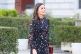 Viel Farbe braucht der Look von Königin Letizia nicht, um gute Laune zu verbreiten. Bei dem Besuch einer Ausstellung über den spanischen Humanisten Nebrija in Madrid erledigen das die hauchfeinen Details auf ihrem blauen Maxi-Kleid von Massimo Dutti fast schon von selbst. Charmanter Nebeneffekt: Das Konfetti-Design lässt die Spanierin noch aufgeschlossener und auch jugendlich-frisch wirken. Accessoires in Bordeauxrot machen ihren verspielten Chic perfekt. 