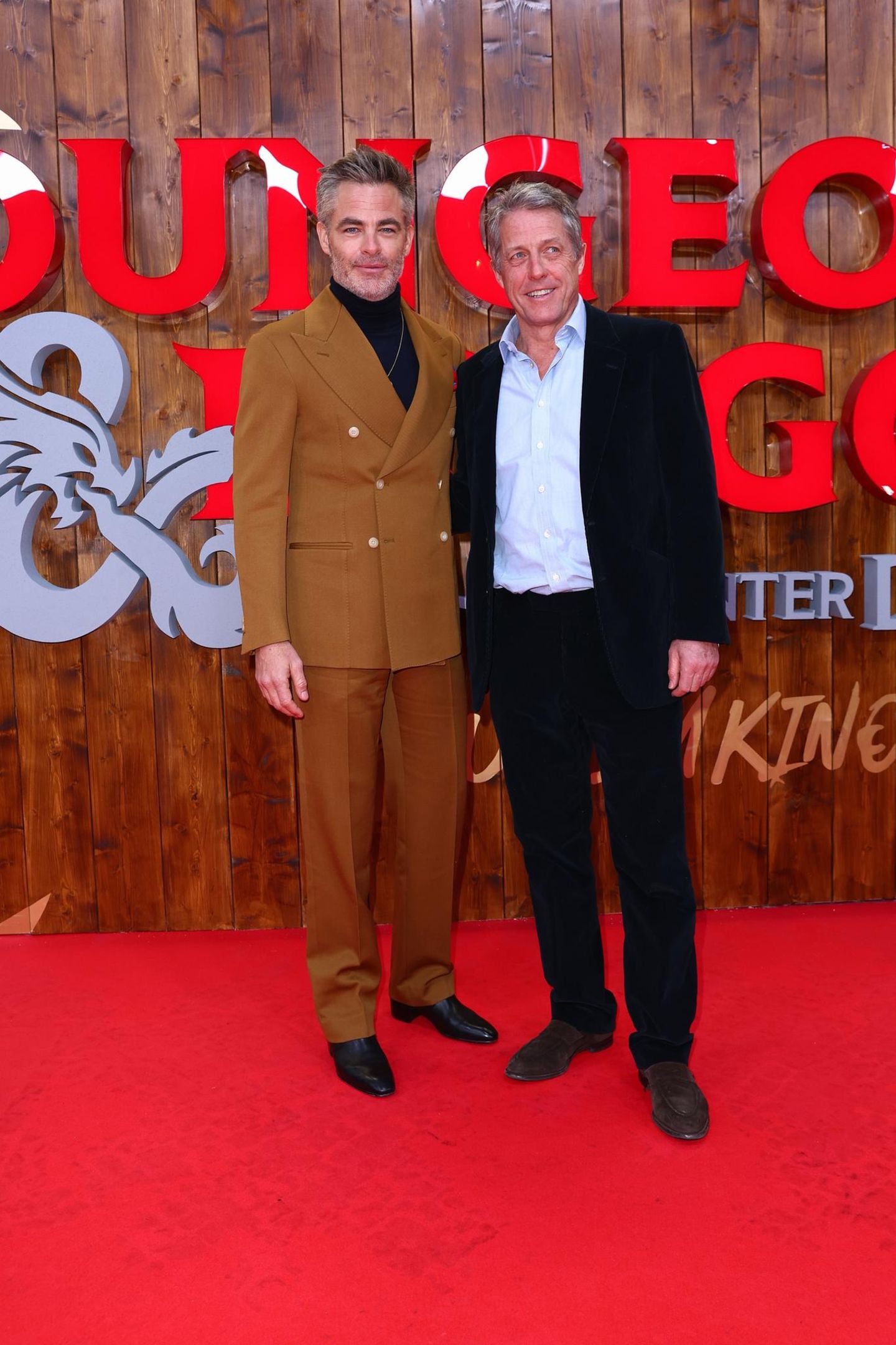 Die beiden Weltstars stellen ihren neuen Film in Berlin vor. Auf dem roten Teppich trägt Chris Pinte einen Zweireiher-Anzug, sein Kollege Hugh Grant hat sich für einen schlichteren Look entschieden und wählt einen schwarzen Anzug mit einem hellblauen Hemd. 