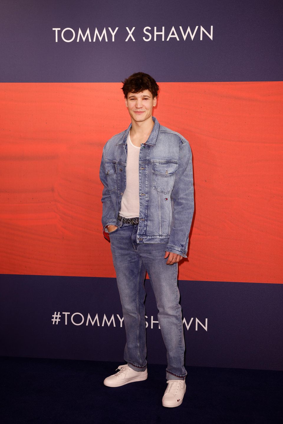 Zum Launch der "Tommy x Shawn" Kollektion kommt auch der deutsche Shawn Mendes – Wincent Weiss. Das Hilfiger-Outfit passt perfekt zu seinem lässigen Style.