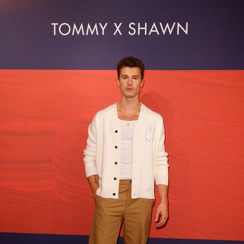 Shawn Mendes, der Star des Abends, hat sich für einen stylischen Preppy-Look entschieden. Der Sänger trägt Teile seiner eigenen Kollektion und macht darin eine tolle Figur