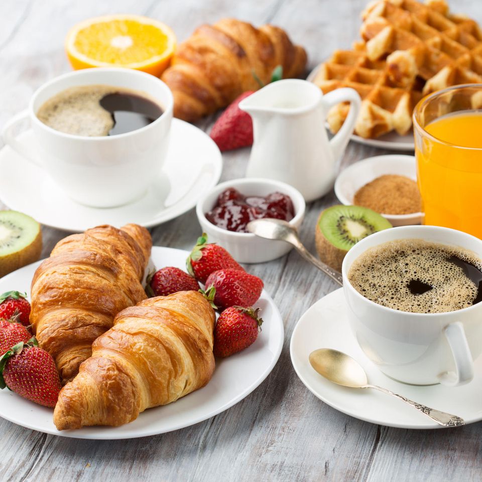 Kalorienbomben: Frühstück mit Croissants und Waffeln