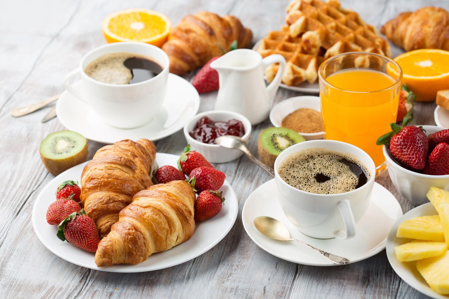 Kalorienbomben: Frühstück mit Croissants und Waffeln