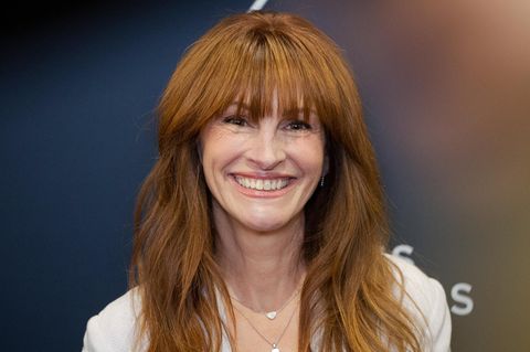 Die 70er sind zurück! Zumindest auf dem Kopf von Julia Roberts. Bei einem Event der Luxusbrand Chopard zeigt sich die "Pretty Woman"-Darstellerin mit einem Upgrade ihrer langen Mähne und präsentiert einen fransigen Pony mit Retro-Vibes, der ihr tief über die Augen reicht. Stirn und Brauen blitzen nur leicht durch die Fransen durch – das sorgt für einen besonders lässigen und frischen Look.