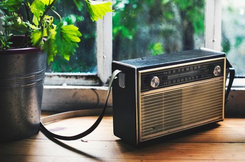 Ein altes Radio steht auf einer Fensterbank