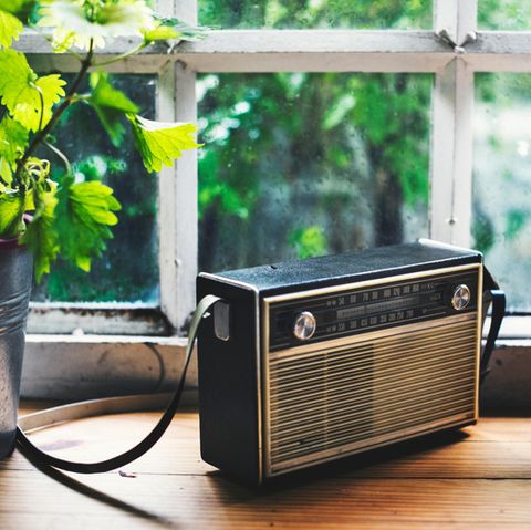 Ein altes Radio steht auf einer Fensterbank
