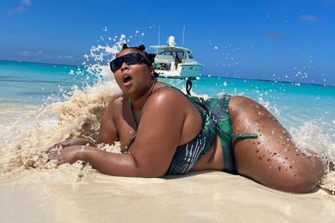 Das nennen wir mal vollen Einsatz für das coolste Strandfoto. Sängerin Lizzo urlaubt gerade auf den Bahamas und scheint die Abkühlung im Atlantischen Ozean sichtlich zu genießen. Im grünen Palmen-Bikini und mit XL-Sonnenbrille auf der Nase schmeißt sich die Popkünstlerin in die Fluten und gewinnt dafür den Preis für das ausgefallenste Urlaubsfoto des Tages.