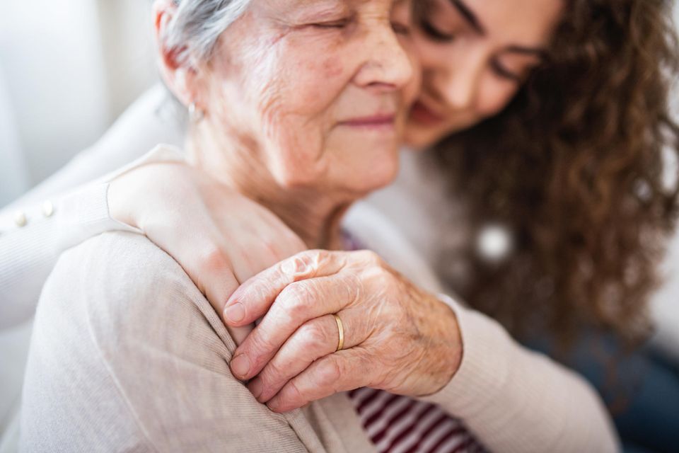 Enkelin umarmt ihre Oma