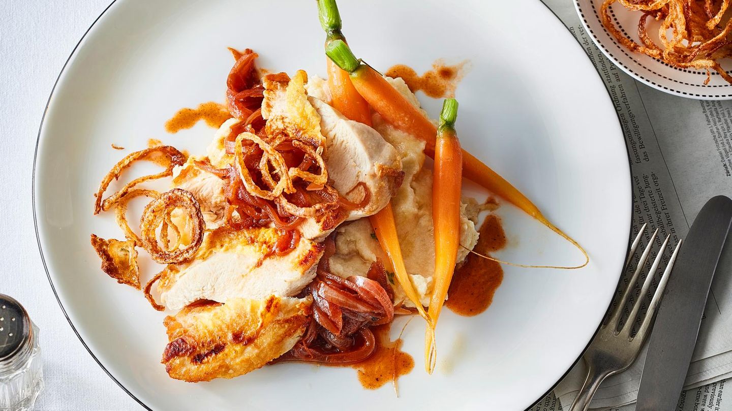 Zwiebelrostbraten von der Maispoularde mit Pastinakenpüree | BRIGITTE.de