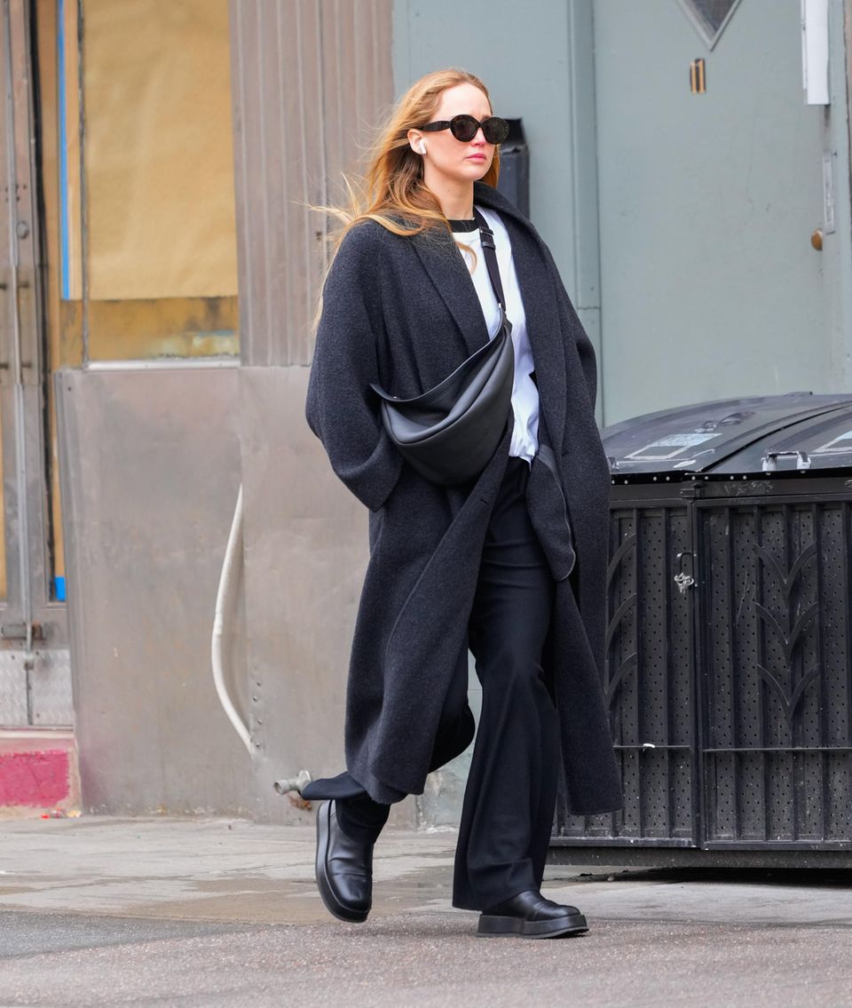 In New York beherrscht Jennifer Lawrence das Spiel mit den Basics — ihr Outfit wirkt schlicht, jedoch alles andere als langweilig. Besonders interessant wirkt die Kombination aus verschiedenen Materialien. Ihr rauer Wollmantel trifft auf eine feine Stoffhose. Dazu setzt sie auf derbe Lederboots und Tasche. Lässig!
