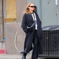 In New York beherrscht Jennifer Lawrence das Spiel mit den Basics — ihr Outfit wirkt schlicht, jedoch alles andere als langweilig. Besonders interessant wirkt die Kombination aus verschiedenen Materialien. Ihr rauer Wollmantel trifft auf eine feine Stoffhose. Dazu setzt sie auf derbe Lederboots und Tasche. Lässig!