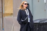 In New York beherrscht Jennifer Lawrence das Spiel mit den Basics — ihr Outfit wirkt schlicht, jedoch alles andere als langweilig. Besonders interessant wirkt die Kombination aus verschiedenen Materialien. Ihr rauer Wollmantel trifft auf eine feine Stoffhose. Dazu setzt sie auf derbe Lederboots und Tasche. Lässig!