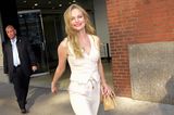 Kate Bosworth strahlt in New York über beide Ohren! Ob das an ihrem stilsicheren Outfit liegt? Mit ihrem Set aus ausgestellter Hose und taillierter Weste macht die Schauspielerin modisch jedenfalls alles richtig. Während das zweiteilige Ensemble eher professionell wirkt, lockert sie den Look mit Gürtelkette und offenem Haar auf. 