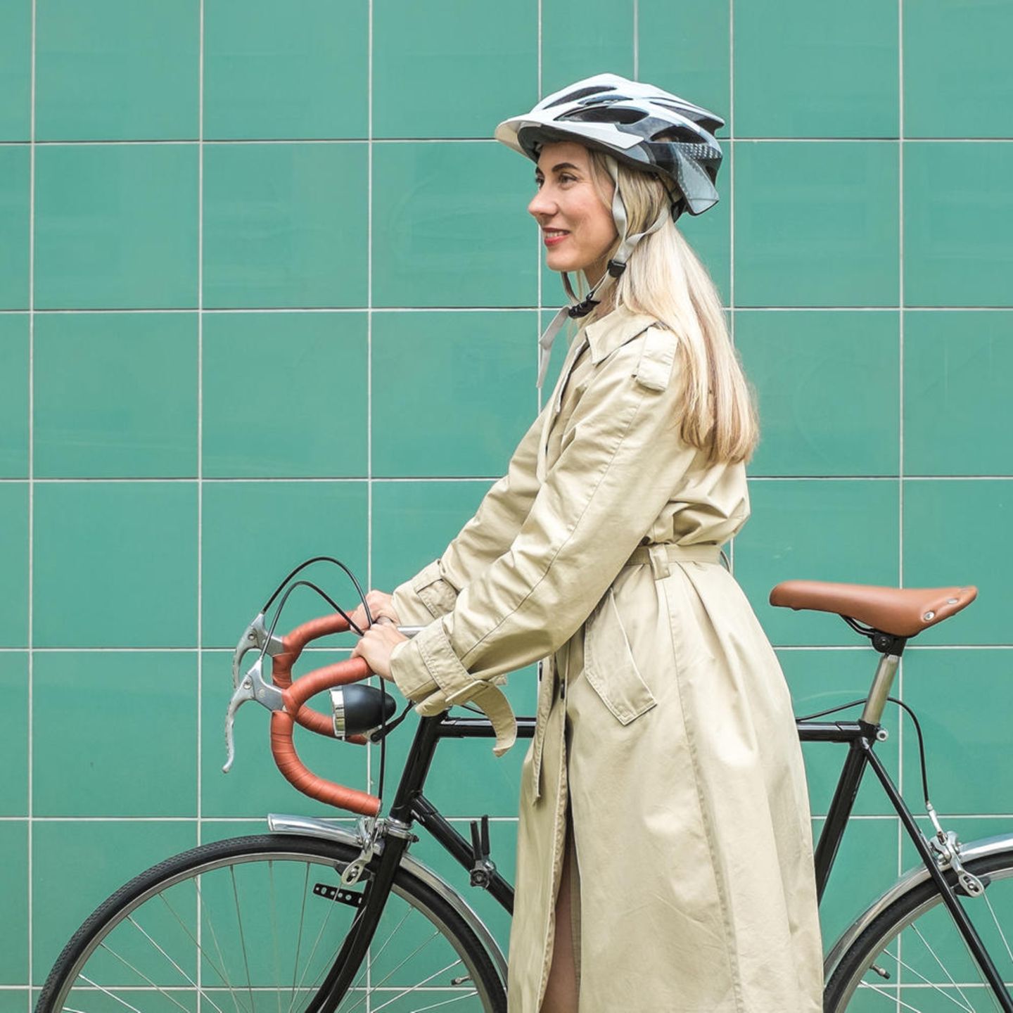 Wie sich 7 Erholungstypen von Stressphasen erholen: Frau mit Fahrrad