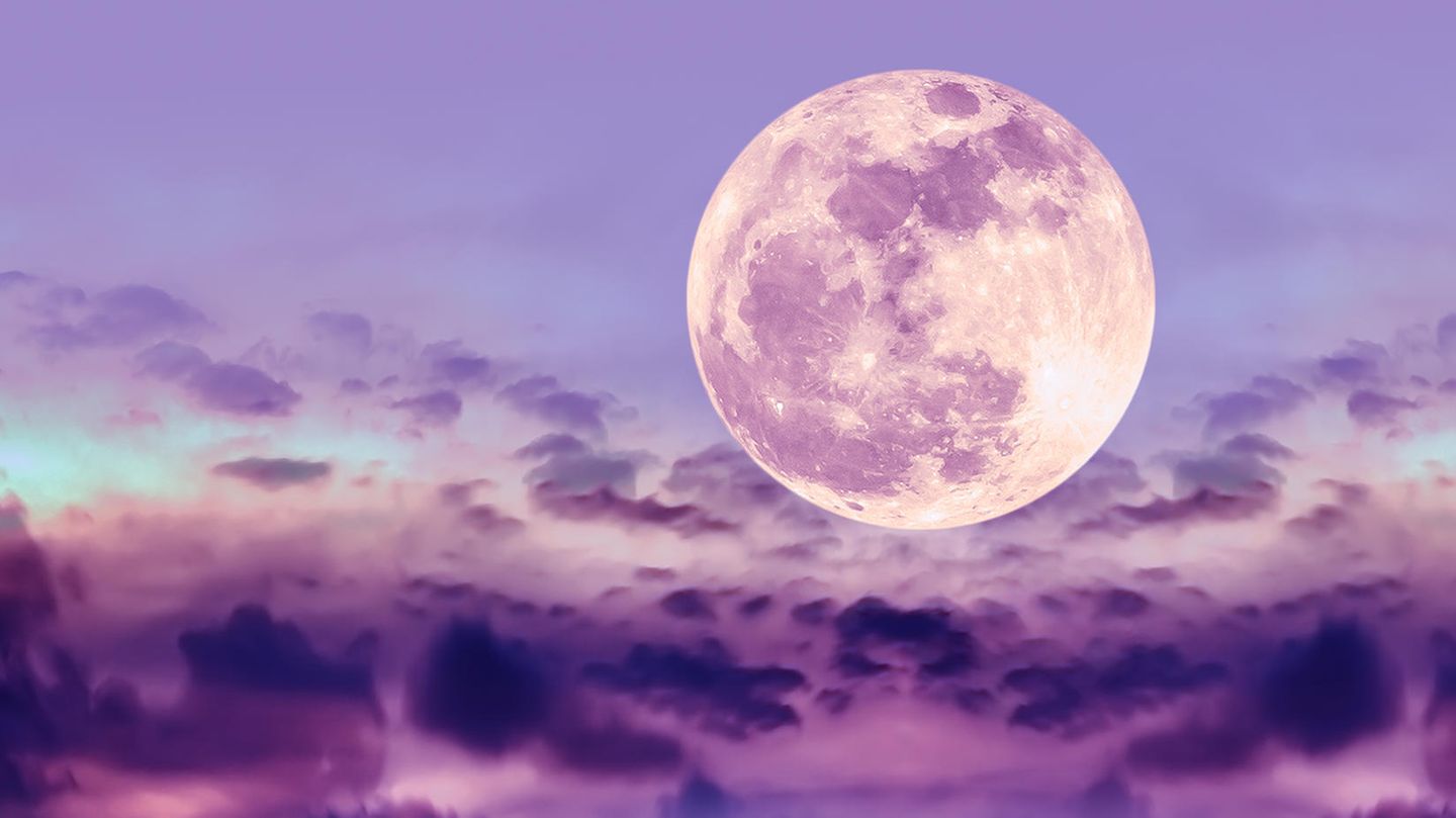 Света стала луна луна. Розовая Луна. Розовое полнолуние. Полная розовая Луна. Сегодняшнее полнолуние.