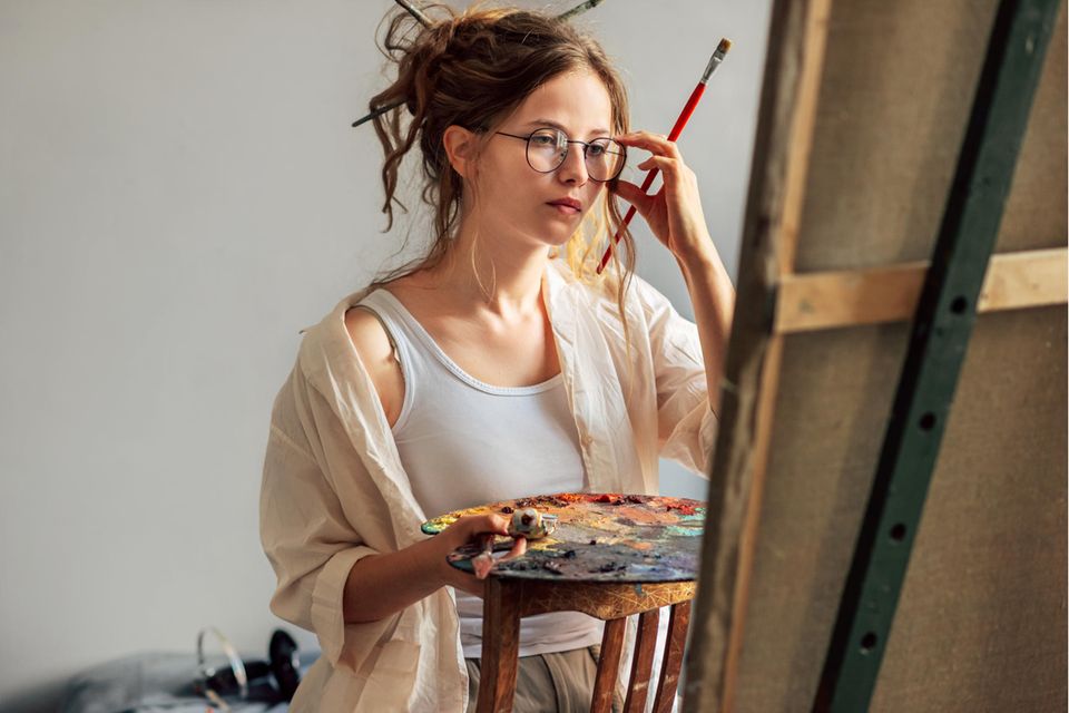 Wie sich 7 Erholungstypen von Stressphasen erholen: Frau malt ein Bild