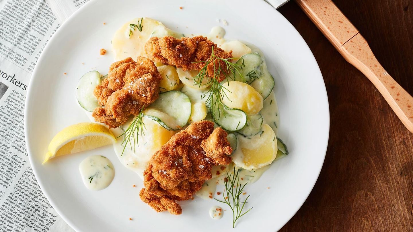 Backhendl mit Rahm-Gurken-Kartoffel-Salat | BRIGITTE.de