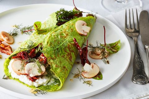 Kräuter-Palatschinken mit Feta-Creme und Wildkräutersalat