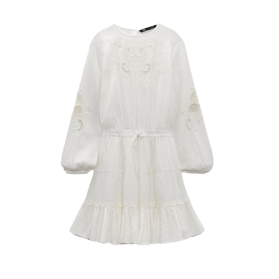 Dieses zarte Dress in Weiß eignet sich perfekt, um die schöne Jahreszeit einzuweihen. Für die kühlen Abendstunden empfiehlt es sich, eine Strumpfhose dabei zu haben – mit und ohne entsteht ein elegant und leichter Frühlingslook. Kurzes Kleid mit Stickerei von Zara für etwa 46 Euro. 