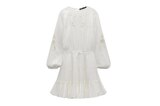 Dieses zarte Dress in Weiß eignet sich perfekt, um die schöne Jahreszeit einzuweihen. Für die kühlen Abendstunden empfiehlt es sich, eine Strumpfhose dabei zu haben – mit und ohne entsteht ein elegant und leichter Frühlingslook. Kurzes Kleid mit Stickerei von Zara für etwa 46 Euro. 