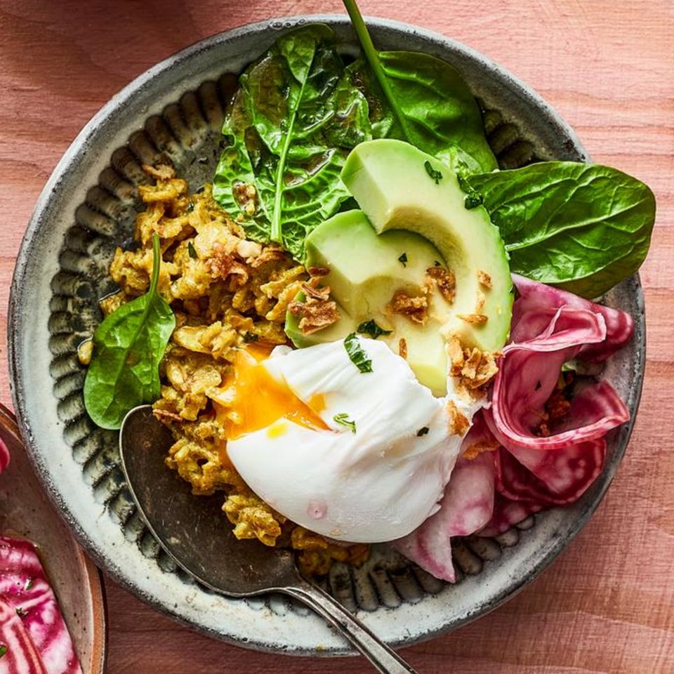 Porridge-Bowl mit Avocado und pochiertem Ei