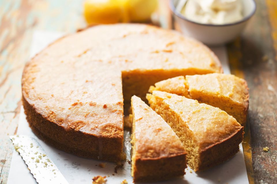 Ein angeschnittener Zitronenkuchen