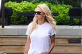 Pamela Anderson zeigt sich bei einem Bummel in Malibu in lässigem Weiß. Ihr Outfit ist mit T-Shirt und Jeans nicht nur entspannt genug, um bequem ein paar Läden zu durchstöbern, sondern es versprüht durch Flip-Flops, geflochtene Tasche und Sonnenbrille auch Urlaubsflair. 