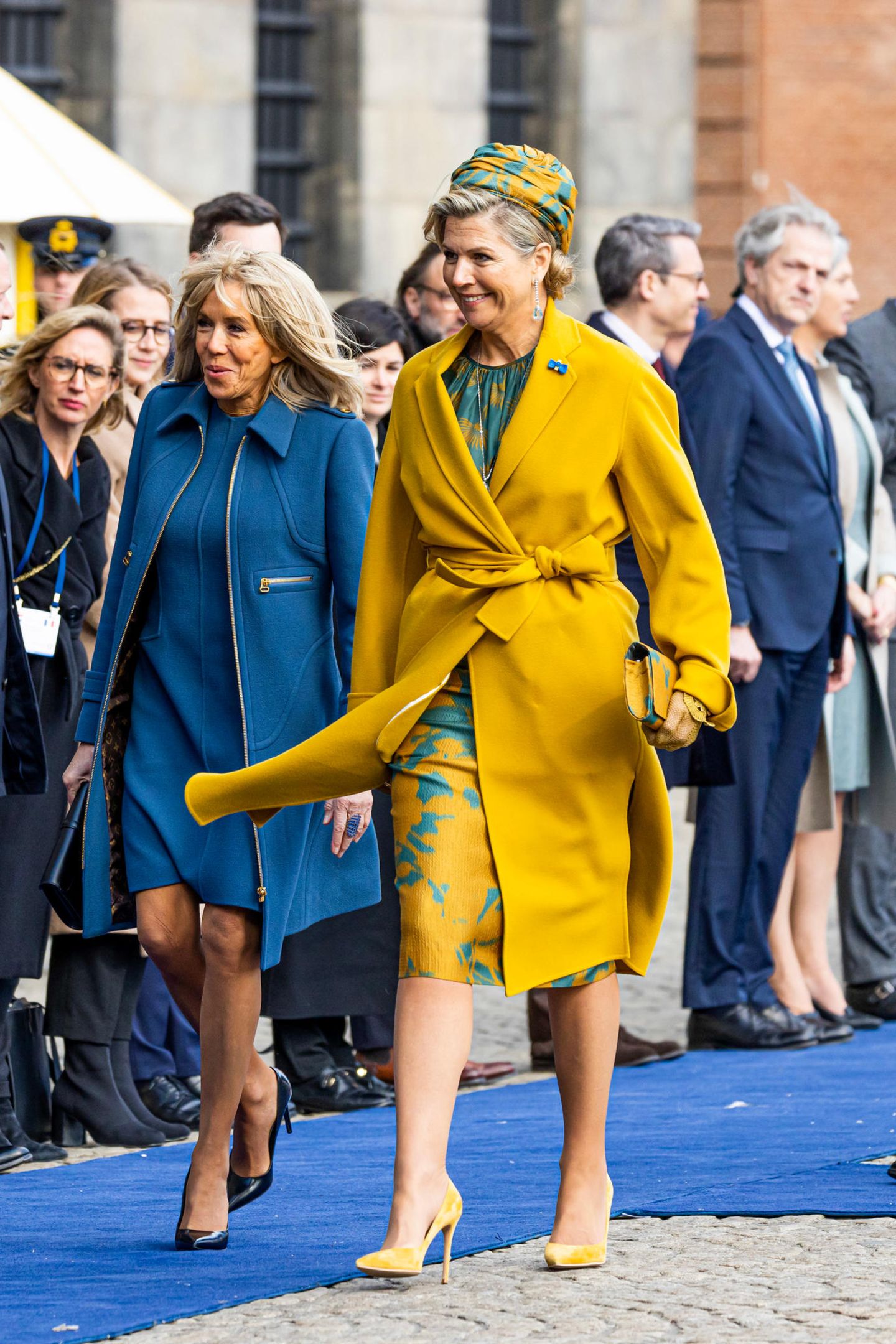 Da haben sich zwei Glamour-Damen gefunden: Brigitte Macron ist gerade auf Staatsbesuch in Amsterdam. Bei der Begrüßungszeremonie auf dem Dam setzen sowohl Königin Máxima als auch die Première Dame auf knallige Looks. Während die niederländische Königin auf ein altbekanntes Ensemble von Natan Cotoure setzt, darf es bei Brigitte sportliche Eleganz in Prussian Blue sein. 