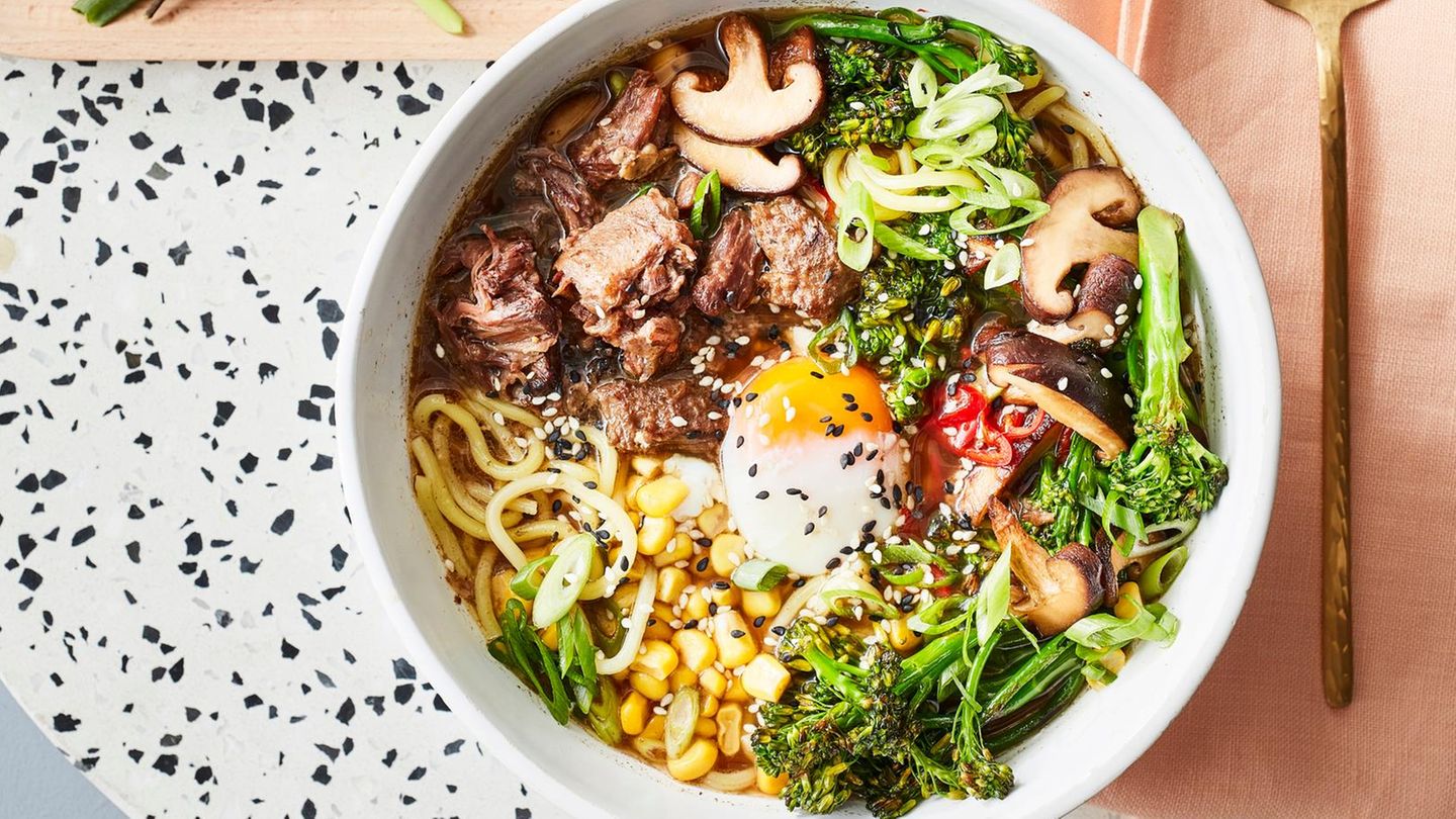 Ochsenschwanz-Ramen mit Onsen-Ei | BRIGITTE.de