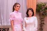 Mit diesem Blüten-Ensemble von Zimmermann in Rosa macht sich Königin Rania bei ihrem Staatsbesuch in Japan nicht nur bei Yuko Kishida, der Frau des japanischen Premierministers Fumio Kishida beliebt. In Japan blühen nämlich zur Zeit die Kirschbäume, und die Kirschblüte gehört zu den wichtigsten Symbolen des Landes, sie steht für Schönheit, Aufbruch und Vergänglichkeit. Passender könnte ein Outfit kaum ausgesucht sein.