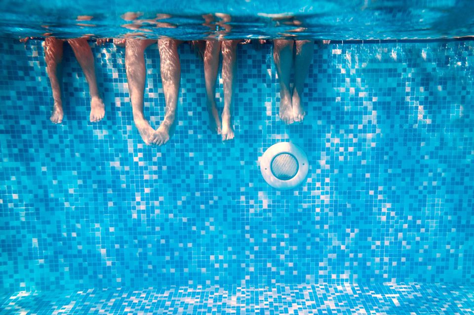 Beine baumeln im Pool