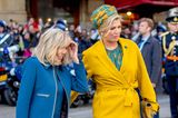 Willkommen in Amsterdam! Das niederländische Königspaar empfängt den französischen Premierminister Emmanuel Macron und seine Frau Brigitte für einen zweitägigen Besuch in der Hauptstadt. Und wie es aussieht, harmonieren Máxima und die Première Dame mit ihren Outfits schon vom ersten Moment an. Das mattblaue Ensemble mit Etuikleid und Mantel passt hervorragend zum senfgelben Mantel von Natan Couture, unter dem die Königin ein grüngoldenes Kleid mit passender Kopfbedeckung trägt.