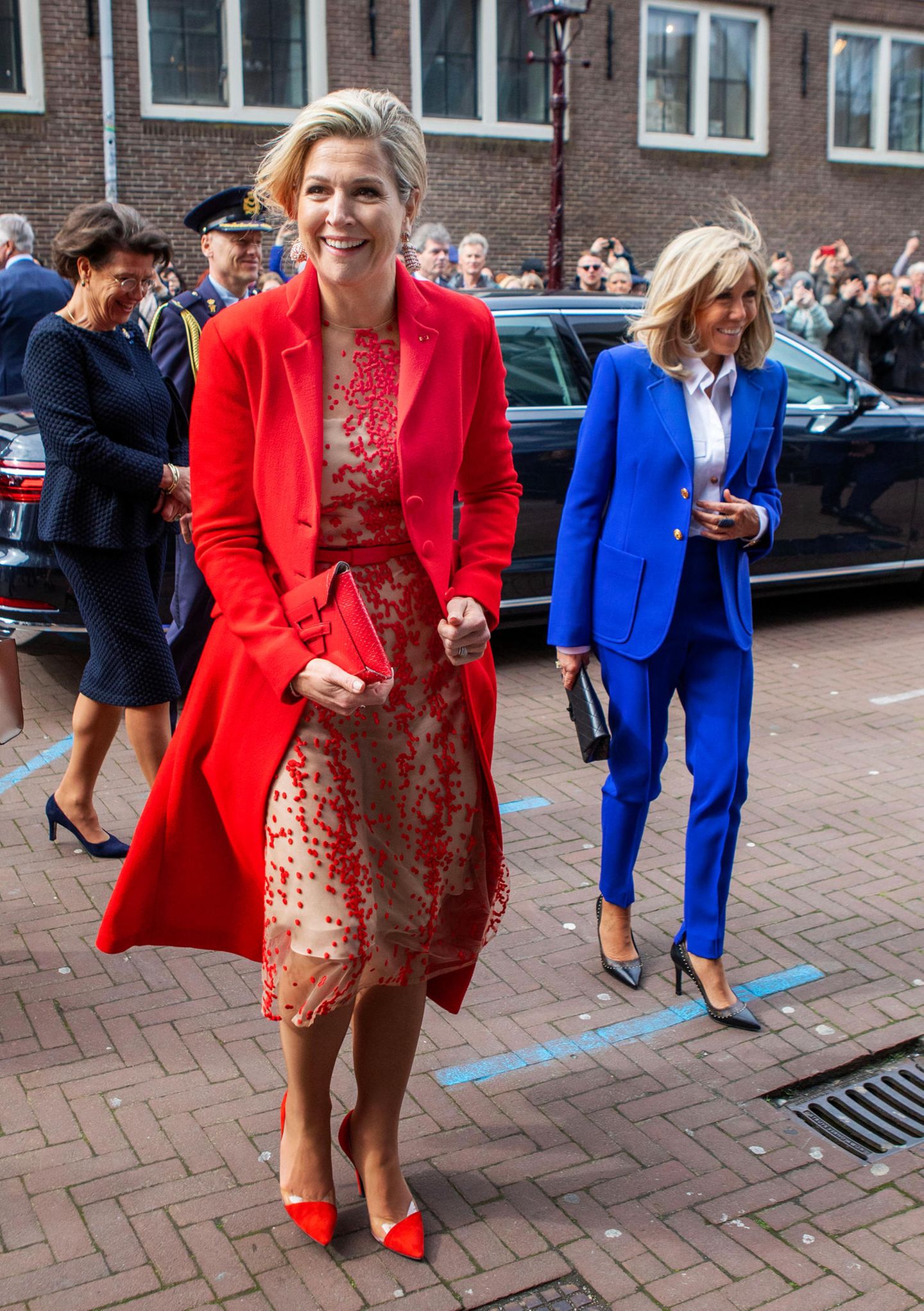 Königin Máxima und Frankreich Première Dame Brigitte Macron besuchen in Amsterdam gemeinsam das Anne-Frank-Haus, ein wichtiger Termin, und die Looks der beiden könnten farblich nicht schöner aufeinander abgestimmt sein: Rot, Weiß und Blau bzw. Blau, Weiß und Rot sind die Farben sowohl der niederländischen als auch der französischen Flagge. Farbsymbolik pur!