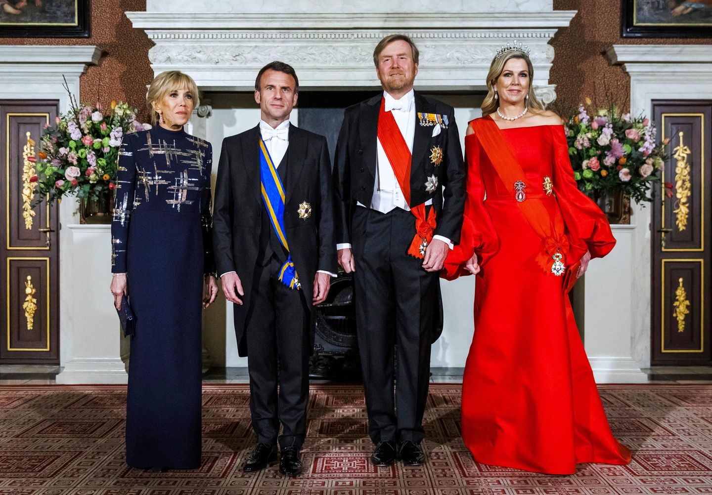 Beim abendlichen Galadinner im Königlichen Palast hat sich besonders Gastgeberin Königin Máxima mit ihrem roten Traumlook von Claes Iversen selbst übertroffen. Etwas zurückhaltender, aber nicht weniger glamourös ist Brigitte Macrons dunkelblaues Abendkleid mit glänzenden Pailletten-Details.