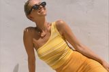 Verspielter Schmuck verleiht dem Stier-Look eine besondere Note. Influencerin Lisa Danielle integriert die Kette in ein sportlich-schickes Sommer-Outfit in warmen Gelb- und Orangetönen. 