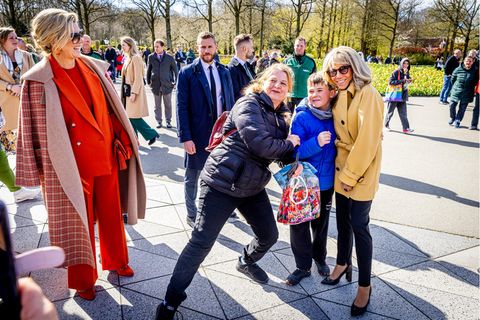 Brigitte Macron ist ein echter Publikumsmagnet: Egal wo die 70-Jährige mit ihren bunten, jedoch stets klassisch femininen Looks erscheint, bei dem Menschen um sie herum kommt Freude auf. Und auch ihr senfgelber Mantel von Louis Vuitton scheint ein solcher Hingucker mit Anziehungskraft zu sein! Gemeinsam mit Königin Máxima besucht die Frau des französischen Premierministers den berühmten Keukenhof-Garten in Amsterdam und posiert dort nicht nur mit der niederländischen Königin sondern auch gemeinsam mit Fans.