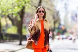 Bei einem Spaziergang auf den Straßen von New York fällt Olivia Palermo durch ihren farbenfrohen Look auf. Das Model kombiniert gelbe Sneaker zu einem orangefarbenen Ensemble. Für die extra Portion Glamour kombiniert sie eine strassteinbesetzte Jacke. 