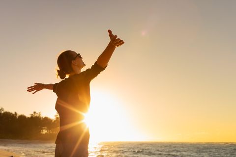 Horoskop ab 17.4.: Eine fröhliche Frau amMeer
