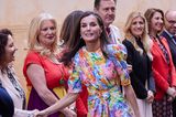 Königin Letizia ist wieder einmal on Tour. Bei der 3. Etappe der "Talent Tour" in Cordoba begrüßt sie wartende Menschen in einem farbenfrohen Blumenkleid. Das Design besticht durch die leicht gepufften Ärmel im 80er-Jahre-Stil sowie dem Gürteldetail an der Taille. Es erinnert fast an ein Alessandra-Rich-Design, jedoch ist es deutlich günstiger. Das Kleid von der spanischen Modekette Cayro kostet 97 Euro – für die Garderobe von Royals ein guter Preis. 