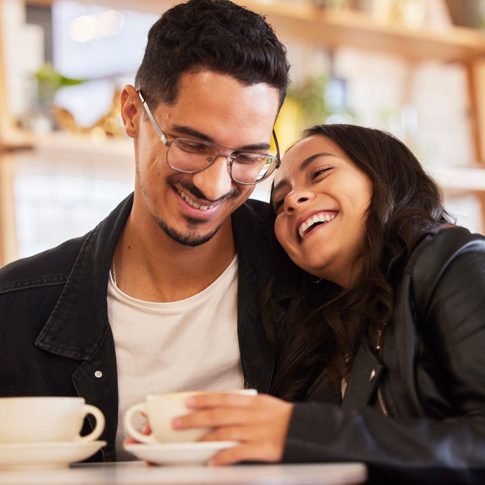 Dating-Maschen: Liebespaar in einem Café