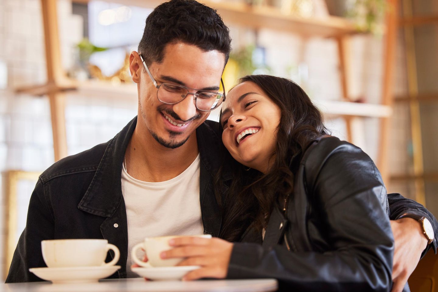 Dating-Maschen: Liebespaar in einem Café