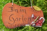 Gartendeko selber machen: Keramik-Schild für den Garten